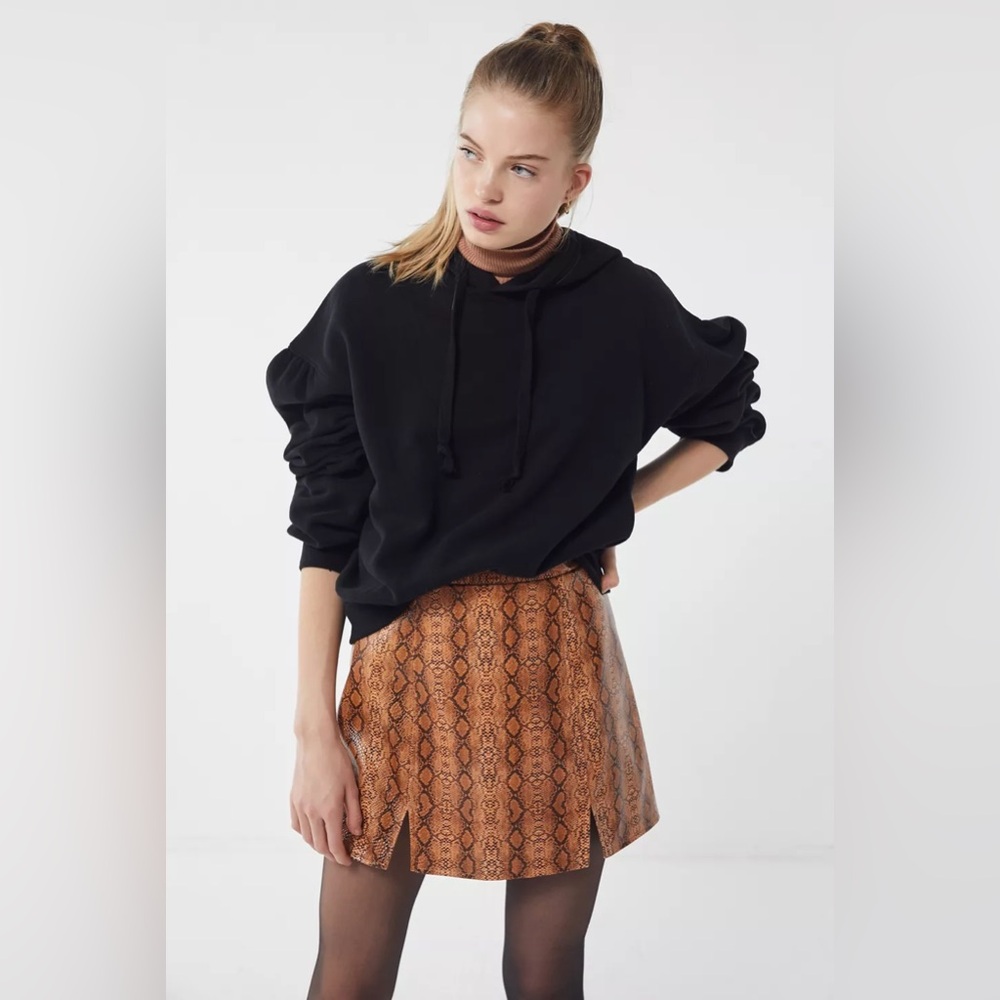 Urban Outfitters Bobbi Snake Print Notched Mini Skirt Women’s Size Small‎